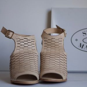 NEW Steve Madden Leather Sarrai Natural Sandals